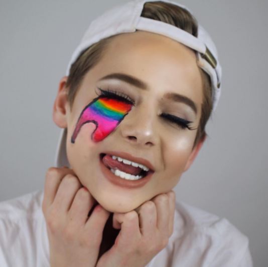 Baru 15 tahun, kemampuan makeup cowok ini bikin para cewek minder