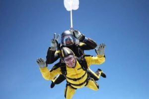Keren, kakek berusia 101 tahun ini coba olahraga ekstrem skydiving