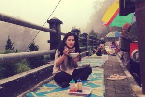 Coba kamu tebak, selebriti Tanah Air ini lagi nyantai dimana hayo?