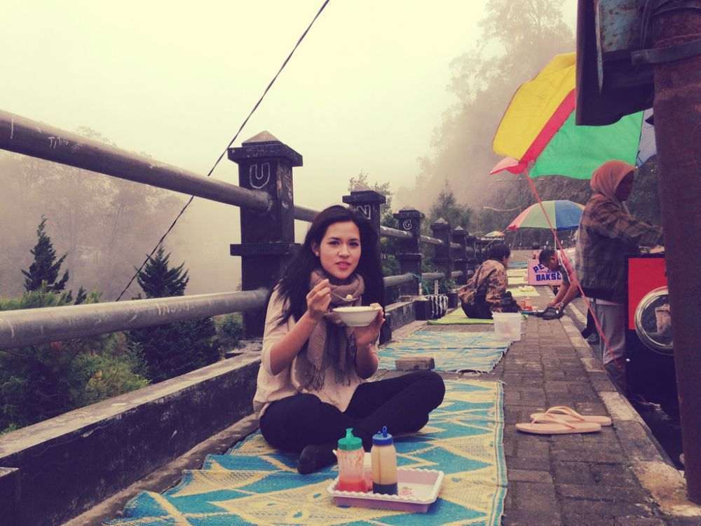 Coba kamu tebak, selebriti Tanah Air ini lagi nyantai dimana hayo?