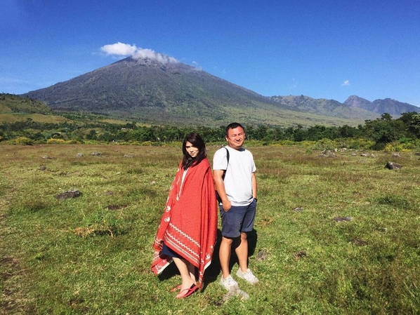 Coba kamu tebak, selebriti Tanah Air ini lagi nyantai dimana hayo?