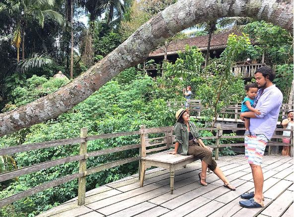 Coba kamu tebak, selebriti Tanah Air ini lagi nyantai dimana hayo?