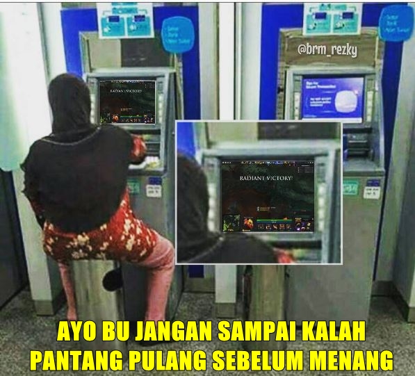 10 Meme ibu yang viral duduk di ATM ini bikin salah fokus, kocak deh! 