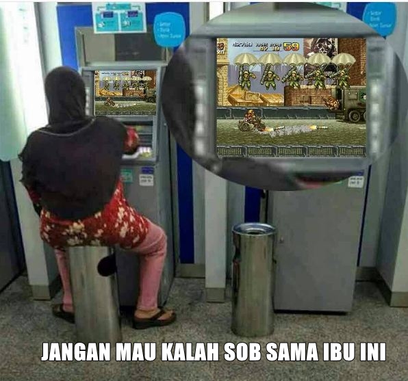 10 Meme ibu yang viral duduk di ATM ini bikin salah fokus, kocak deh! 