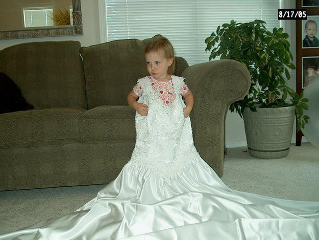 Tiap tahun ibu ini dandani anaknya pakai gaun pengantin, kenapa ya?