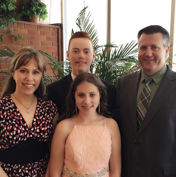 Tiap tahun ibu ini dandani anaknya pakai gaun pengantin, kenapa ya?