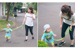 Diikat pakai tali harness, cara jaga anak ini tuai perdebatan netizen