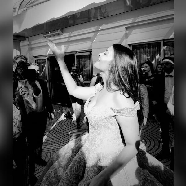 Kenakan gaun Cinderella di Cannes 2017, Aishwarya Rai banjir pujian