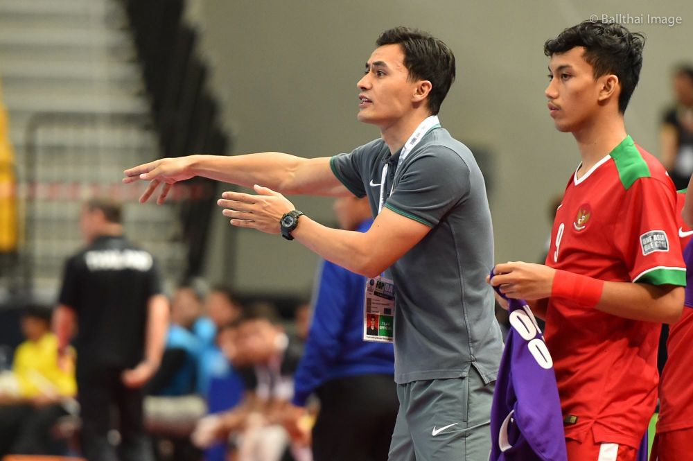 Pelatih futsal Yori van der Torren bikin cewek Thailand gagal fokus
