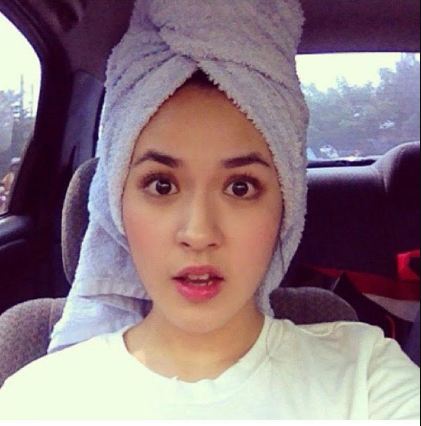 Cuma pakai handuk, 8 selebriti ini justru terlihat memesona