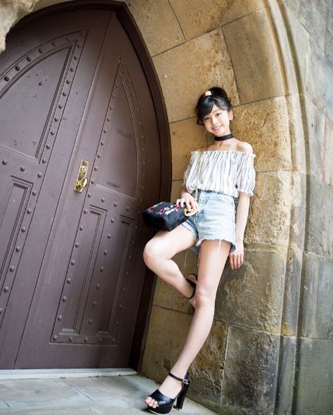 Imutnya Momoka, umbrella girl yang usianya nggak akan kamu sangka