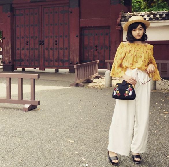 Imutnya Momoka, umbrella girl yang usianya nggak akan kamu sangka