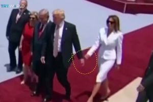 First lady AS tepis tangan Trump yang ingin menggandeng, ada apa ya?