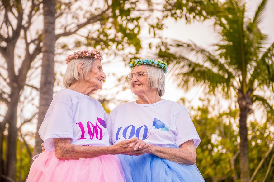 Rayakan ulang tahun ke-100, saudara kembar ini punya cara unik