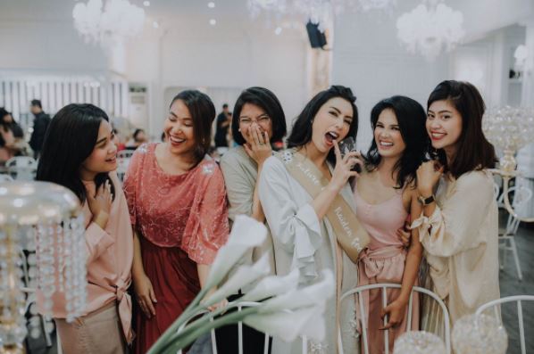13 Potret momen keseruan pesta lajang Tyas Mirasih, elegan nih