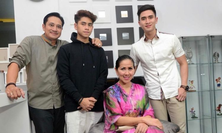 Pernah nggak akur, 4 mantan pasangan artis ini kini terlihat bersama