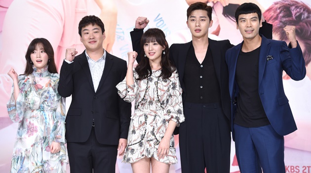 10 Foto romantis Kim Ji-won & Park Seo-joon di Fight for My Way, aww!