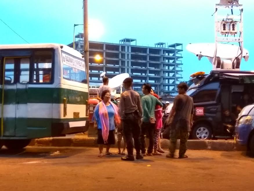 Ketika lokasi bom teror di Kampung Melayu malah jadi tontonan warga