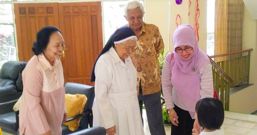 10 Potret adem persahabatan antar-agama, bukti toleransi di Indonesia