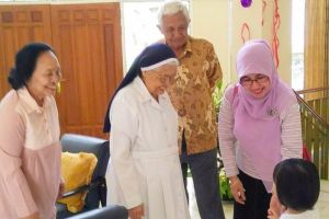 10 Potret adem persahabatan antar-agama, bukti toleransi di Indonesia