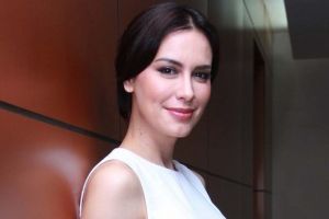 Pakai penutup kepala tapi pose begini, Sophia Latjuba tuai pro kontra