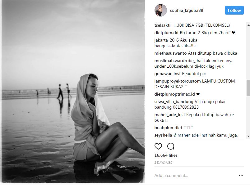 Pakai penutup kepala tapi pose begini, Sophia Latjuba tuai pro kontra