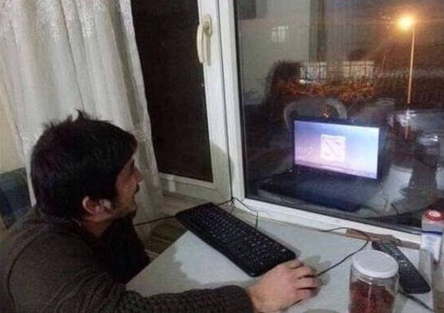 14 Trik cerdas ngademin laptop tanpa coolpad ini kocaknya bikin ngakak