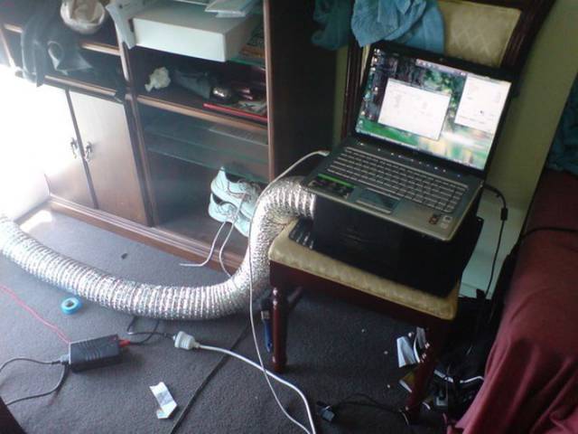 14 Trik cerdas ngademin laptop tanpa coolpad ini kocaknya bikin ngakak