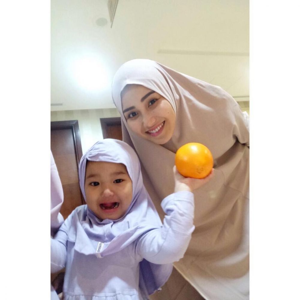 Biasanya tampil seksi, deretan seleb ini pamer berhijab di bulan puasa