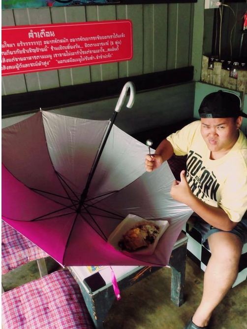 10 Alas makan tak biasa ini lagi ngetren, ada yang pakai serok sampah