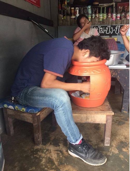 10 Alas makan tak biasa ini lagi ngetren, ada yang pakai serok sampah