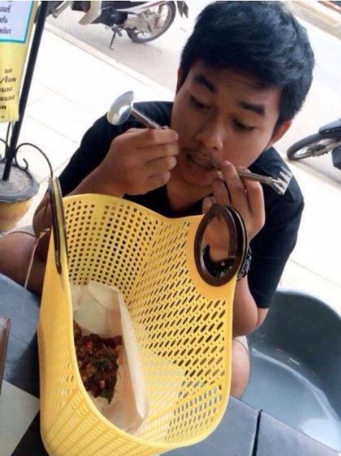 10 Alas makan tak biasa ini lagi ngetren, ada yang pakai serok sampah