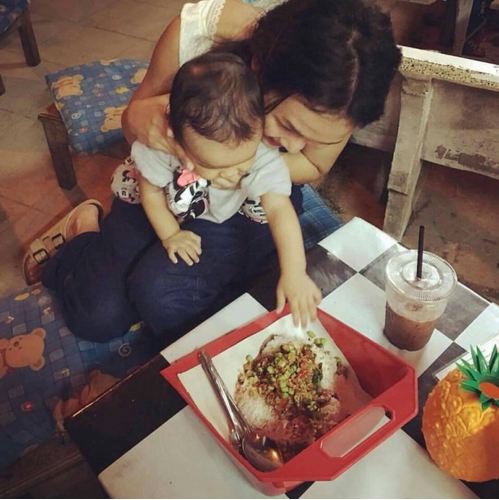 10 Alas makan tak biasa ini lagi ngetren, ada yang pakai serok sampah