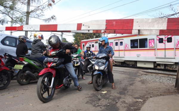 3 Foto tipikal pengendara Indonesia suka nerobos, nggak sayang nyawa?