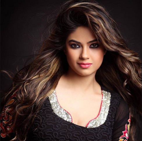 Meera Chopra, sepupu Priyanka Chopra yang nggak kalah seksi