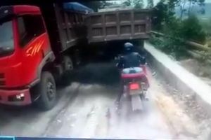 Nasib pemotor ini sial banget, udah dandan rapi malah kena begini