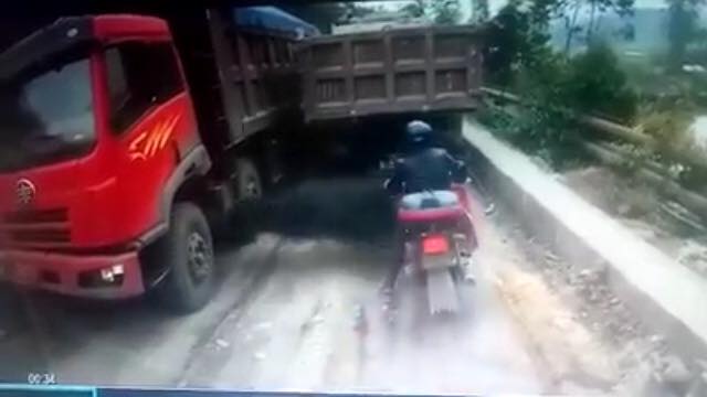 Nasib pemotor ini sial banget, udah dandan rapi malah kena begini