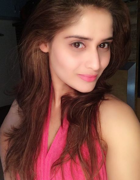 Aarti Singh, aktris keponakan Govinda yang lagi hits di Bollywood