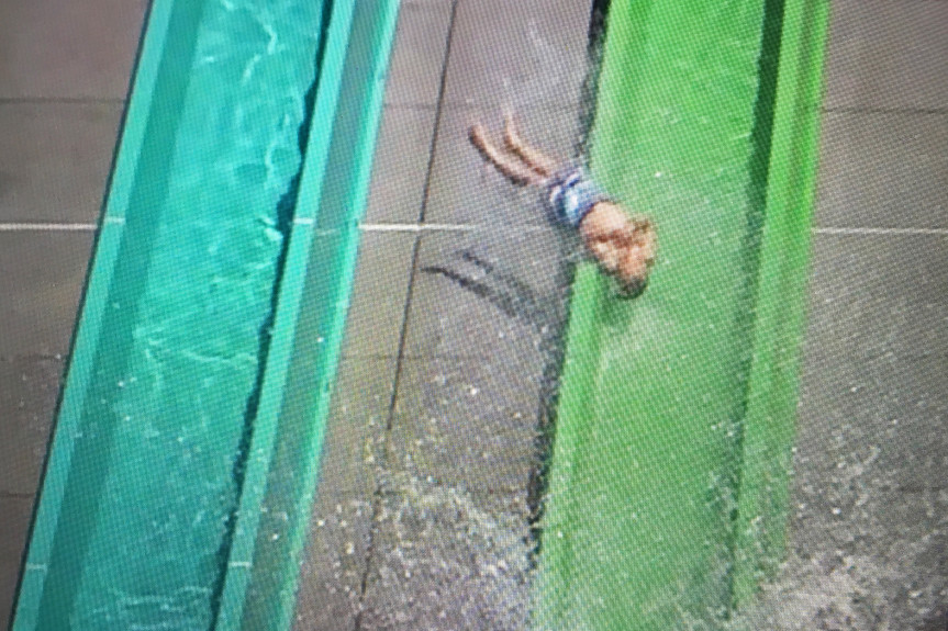 Bocah terlempar dari waterslide di hari pembukaan wahana bermain, duh!