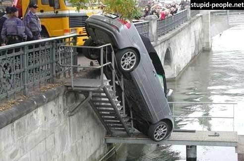 10 Foto mobil di tempat yang mengejutkan, mau ketawa tapi kasihan