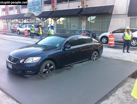 10 Foto mobil di tempat yang mengejutkan, mau ketawa tapi kasihan