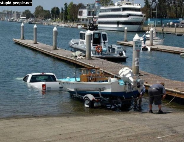 10 Foto mobil di tempat yang mengejutkan, mau ketawa tapi kasihan