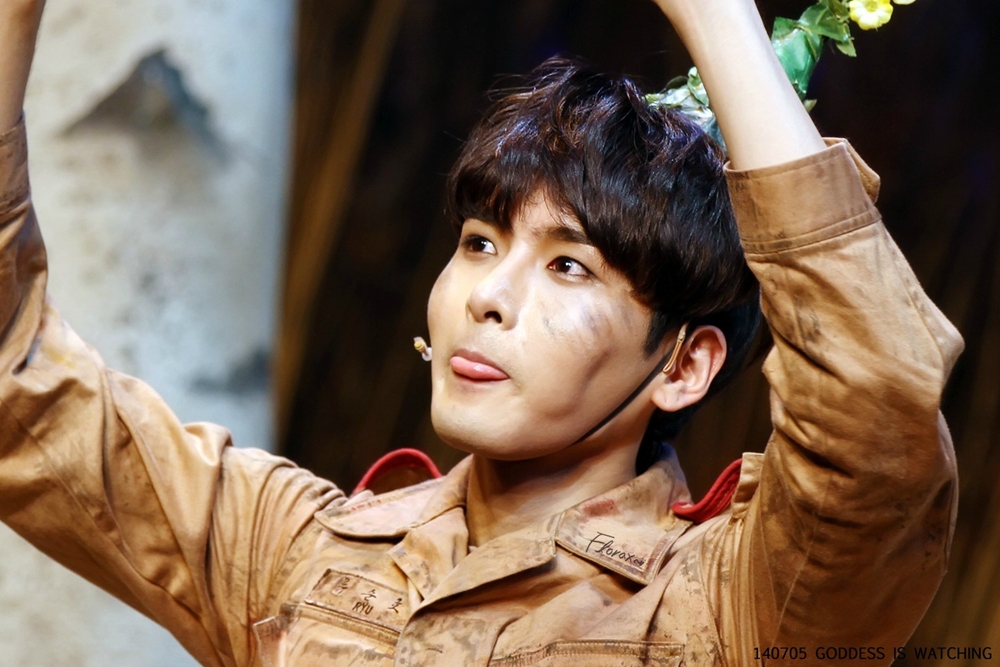 10 Idol K-Pop ganteng ini juga bintangi musikal, berbakat banget