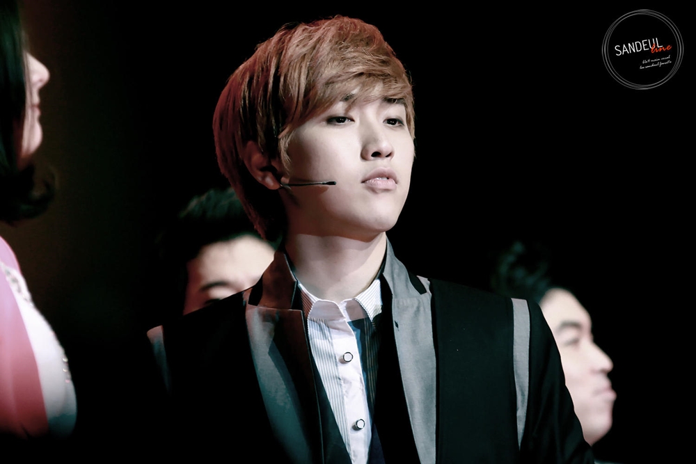 10 Idol K-Pop ganteng ini juga bintangi musikal, berbakat banget