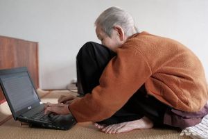 Usia hampir 1 abad, nenek gaul ini dijuluki master media sosial