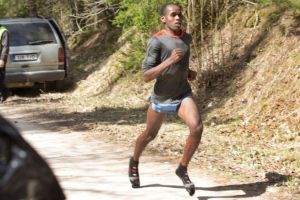 Cuma pakai kaus kaki, pria ini berhasil menang lari maraton 23 km