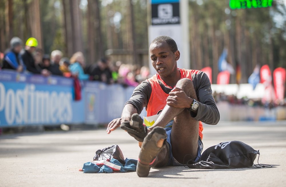 Cuma pakai kaus kaki, pria ini berhasil menang lari maraton 23 km