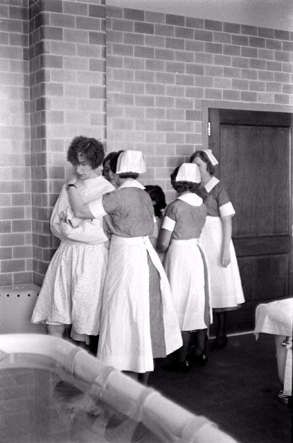 12 Foto suasana rumah sakit jiwa tahun 1930-an ini bikin merinding