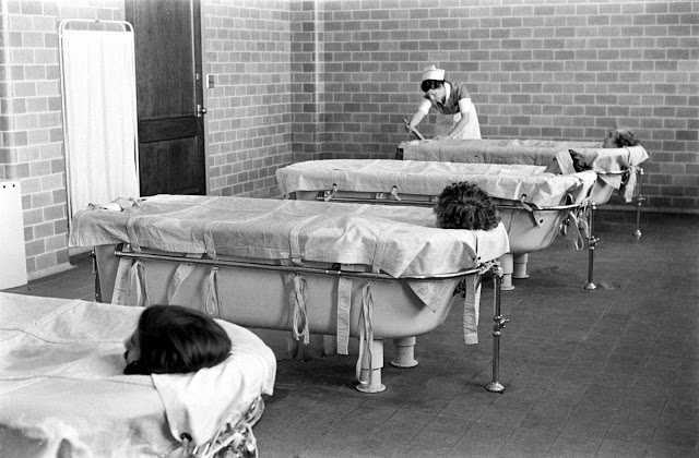 12 Foto suasana rumah sakit jiwa tahun 1930-an ini bikin merinding