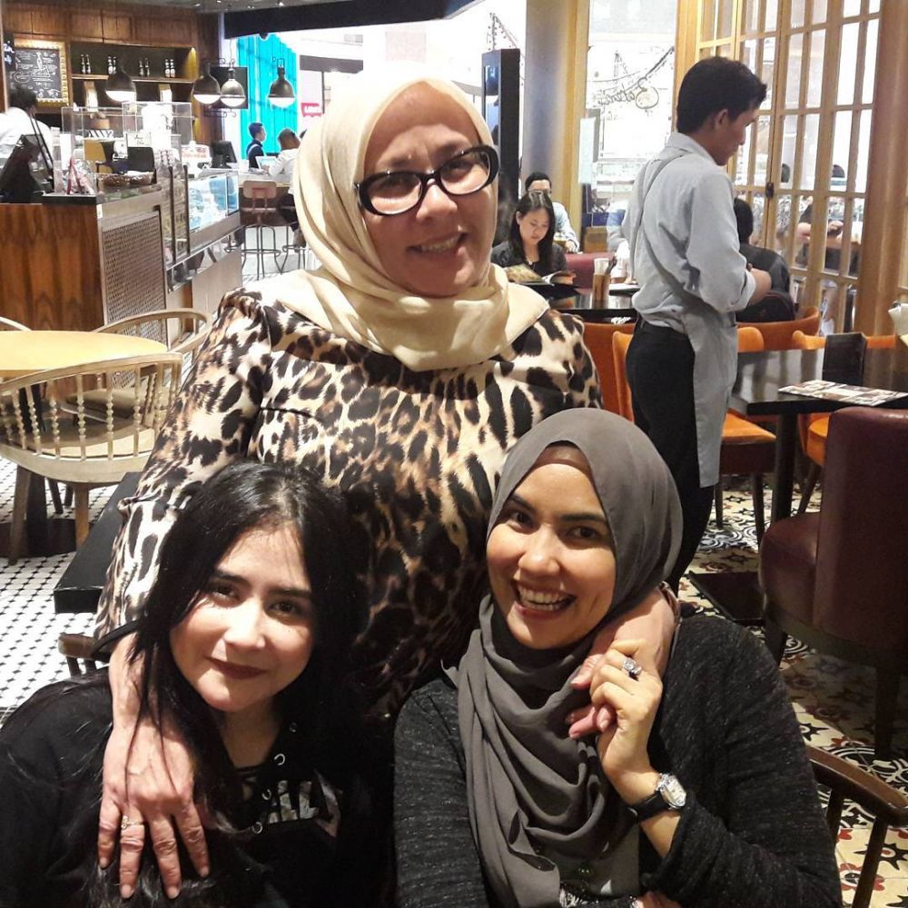 10 Potret Ully Djulita, mama Prilly Latuconsina yang eksis abis